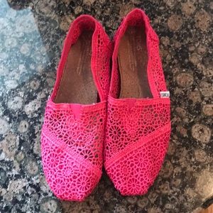 NWOT Pink crochet Toms size 8
